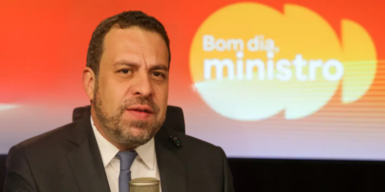 O ministro Guilherme Boulos anunciou que o governo está preparado para projeto de lei em regime de urgência para encerrar a escala 6x1, garantindo tramitação rápida no Congresso.