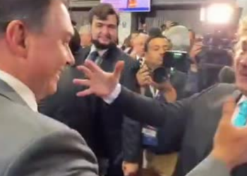 Flávio Bolsonaro se reuniu com o presidente da Argentina, Javier Milei, e agradeceu a concessão de asilo político a um brasileiro condenado pelos atos de 8 de janeiro em Brasília. Encontro repercute nas redes sociais e gera debate político.
