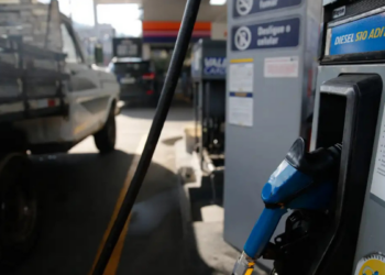 Falta de diesel já atinge 166 cidades no Rio Grande do Sul, afetando serviços essenciais. Crise é ligada ao cenário internacional e à alta do petróleo.