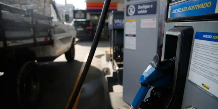 Falta de diesel já atinge 166 cidades no Rio Grande do Sul, afetando serviços essenciais. Crise é ligada ao cenário internacional e à alta do petróleo.
