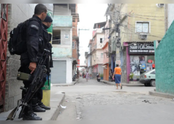 O ministro Alexandre de Moraes determinou que o governo do Rio de Janeiro envie em formato físico os vídeos da Operação Contenção para análise da Polícia Federal.