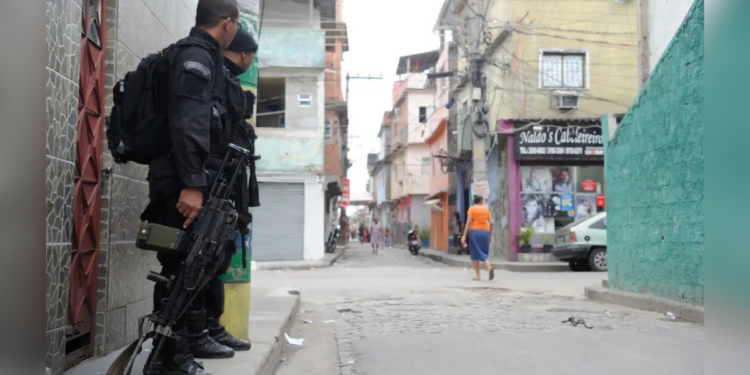 O ministro Alexandre de Moraes determinou que o governo do Rio de Janeiro envie em formato físico os vídeos da Operação Contenção para análise da Polícia Federal.