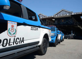 Policial militar é afastado após agredir alunos durante protesto em escola no Rio de Janeiro. Caso gerou repercussão e está sob investigação.