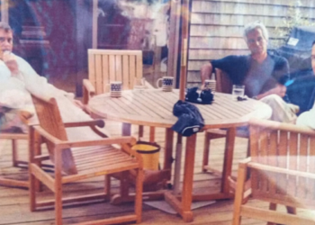 Documentos do Departamento de Justiça dos EUA revelam fotografia inédita envolvendo Jeffrey Epstein e figuras da política britânica.