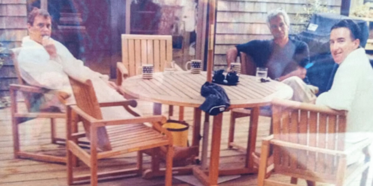 Documentos do Departamento de Justiça dos EUA revelam fotografia inédita envolvendo Jeffrey Epstein e figuras da política britânica.