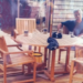 Documentos do Departamento de Justiça dos EUA revelam fotografia inédita envolvendo Jeffrey Epstein e figuras da política britânica.