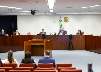 A Primeira Turma do STF condena deputados do PL e suplente por cobrança de propina em emendas parlamentares no Maranhão, com penas de prisão e multa de R$ 1,6 milhão.
