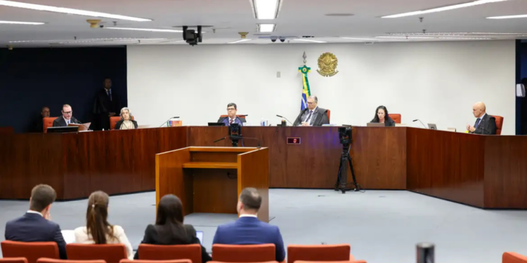 A Primeira Turma do STF condena deputados do PL e suplente por cobrança de propina em emendas parlamentares no Maranhão, com penas de prisão e multa de R$ 1,6 milhão.