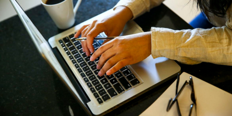 Pesquisa aponta que quase metade dos empreendedores brasileiros pertence à classe C. Flexibilidade, autonomia e ascensão social impulsionam o setor, mas nem toda atividade por conta própria é inovação.