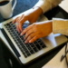 Pesquisa aponta que quase metade dos empreendedores brasileiros pertence à classe C. Flexibilidade, autonomia e ascensão social impulsionam o setor, mas nem toda atividade por conta própria é inovação.