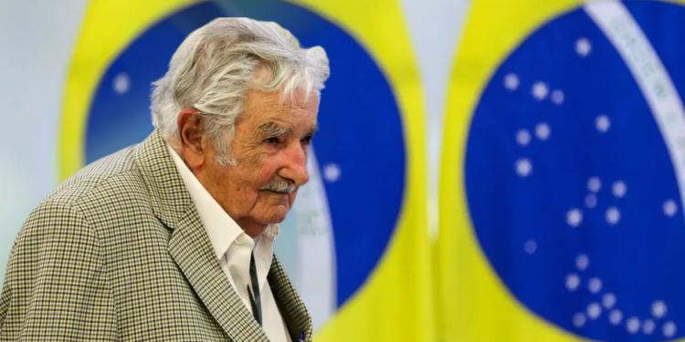 A UFABC concede postumamente o título de Doutor Honoris Causa a José “Pepe” Mujica, ex-presidente do Uruguai, reconhecendo sua contribuição à política, educação e causas humanitárias