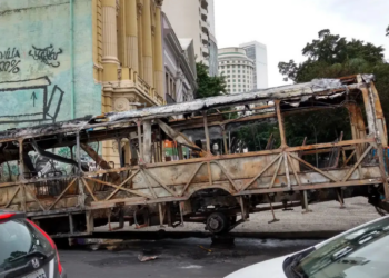 Estudo revela que 190 mil estudantes no Rio de Janeiro tiveram deslocamento interrompido devido à violência armada. Bloqueios de transporte prejudicam aprendizado e aumentam desigualdade territorial.