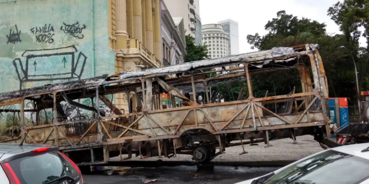 Estudo revela que 190 mil estudantes no Rio de Janeiro tiveram deslocamento interrompido devido à violência armada. Bloqueios de transporte prejudicam aprendizado e aumentam desigualdade territorial.