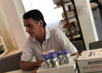 A defesa do ex-presidente Jair Bolsonaro solicitou ao STF sua prisão domiciliar devido a risco de complicações médicas após broncopneumonia. Ele permanece em unidade semi-intensiva no Hospital DF Star.