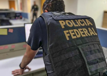 A Polícia Federal realiza a Operação Narco Azimut para desarticular esquema de lavagem de dinheiro e evasão de divisas em São Paulo e Santa Catarina, cumprindo mandados de prisão e bloqueio de bens.