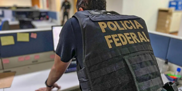 A Polícia Federal realiza a Operação Narco Azimut para desarticular esquema de lavagem de dinheiro e evasão de divisas em São Paulo e Santa Catarina, cumprindo mandados de prisão e bloqueio de bens.