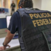 A Polícia Federal realiza a Operação Narco Azimut para desarticular esquema de lavagem de dinheiro e evasão de divisas em São Paulo e Santa Catarina, cumprindo mandados de prisão e bloqueio de bens.