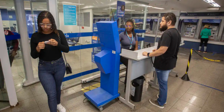 O Abono Salarial PIS/Pasep inicia pagamentos para trabalhadores nascidos em fevereiro, incluindo antecipação em cidades de Minas Gerais; valor varia entre R$ 136 e R$ 1.621