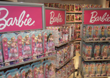 Autoridades dos EUA localizaram fentanil oculto em embalagens de bonecas Barbie vendidas em Independence. Produtos foram apreendidos e não há registros de vítimas.