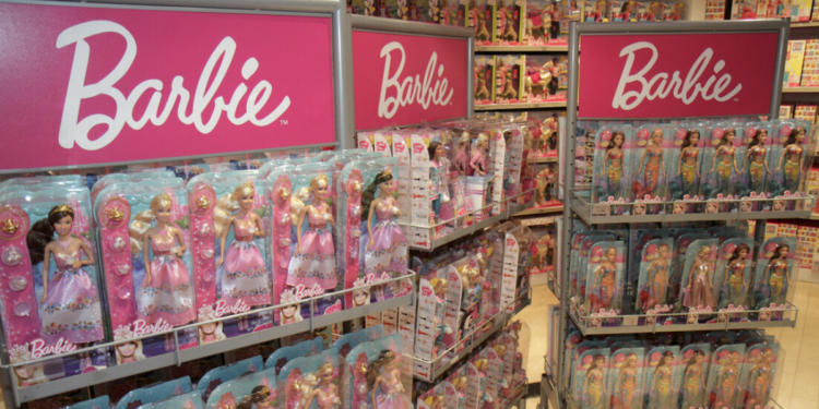 Autoridades dos EUA localizaram fentanil oculto em embalagens de bonecas Barbie vendidas em Independence. Produtos foram apreendidos e não há registros de vítimas.