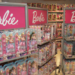 Autoridades dos EUA localizaram fentanil oculto em embalagens de bonecas Barbie vendidas em Independence. Produtos foram apreendidos e não há registros de vítimas.