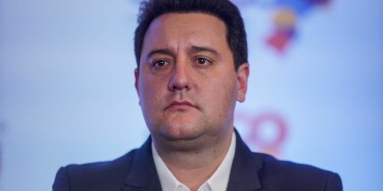 Ratinho Júnior decide permanecer no cargo e deixa disputa ao Planalto.