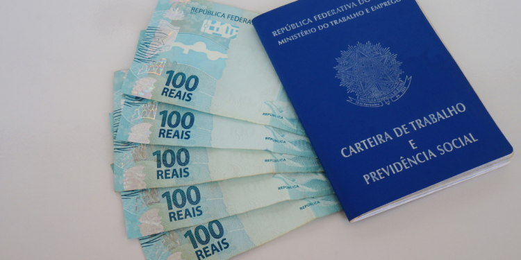 O MTE estende até 6 de abril o prazo para que empresas divulguem Relatório de Transparência Salarial, detalhando critérios de remuneração entre homens e mulheres e reforçando a igualdade de gênero.