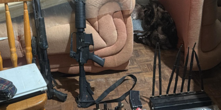 A Operação Força Integrada mobiliza forças federais e estaduais para combater facções, tráfico de drogas e lavagem de dinheiro em 15 estados, com bloqueio de bens e prisões preventivas.