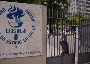 Professores da Universidade do Estado do Rio de Janeiro iniciam greve após dez anos. Entre as reivindicações estão recomposição salarial, triênios e orçamento da UERJ.