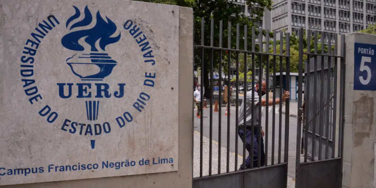 Professores da Universidade do Estado do Rio de Janeiro iniciam greve após dez anos. Entre as reivindicações estão recomposição salarial, triênios e orçamento da UERJ.