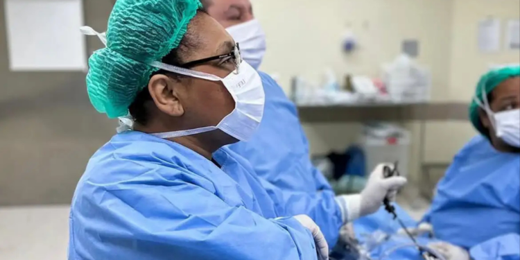 A morte da médica Andréa Marins Dias durante ação da PM no Rio gera críticas, mobiliza entidades e levanta questionamentos sobre protocolos e uso de câmeras corporais.