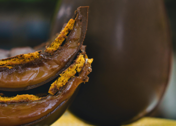 Com a chegada da Páscoa, vendas de chocolates crescem no Brasil. Preços variam até 160%, enquanto indústria amplia produção e contrata temporários.