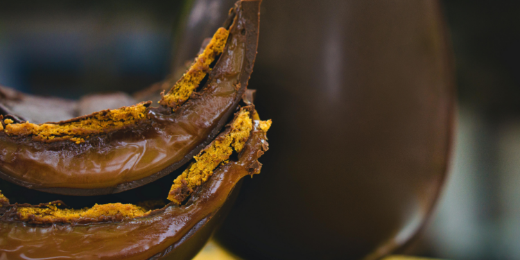 Com a chegada da Páscoa, vendas de chocolates crescem no Brasil. Preços variam até 160%, enquanto indústria amplia produção e contrata temporários.