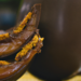 Com a chegada da Páscoa, vendas de chocolates crescem no Brasil. Preços variam até 160%, enquanto indústria amplia produção e contrata temporários.