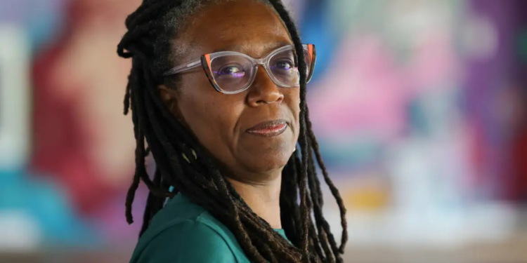 O Fundo Baobá criou o programa Black STEM, voltado para estudantes negros matriculados em universidades internacionais nas áreas de STEM. O projeto oferece bolsas, mentorias e suporte completo para ampliar oportunidades acadêmicas e profissionais.