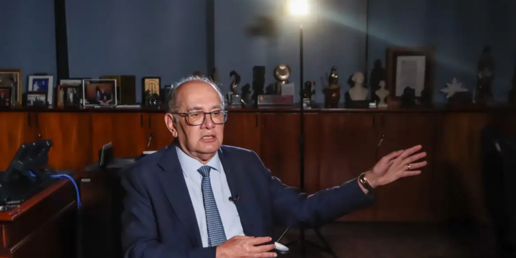 Ministros do STF reprovam vazamento de conversas privadas do banqueiro Daniel Vorcaro, apreendidas pela PF e compartilhadas com a imprensa durante a CPMI do INSS.