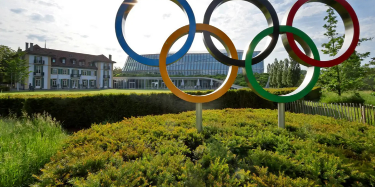 O Comitê Olímpico Internacional (COI) anunciou que apenas mulheres cisgênero poderão competir em categorias femininas nos Jogos Olímpicos, medida que entra em vigor nos Jogos de Los Angeles 2028.