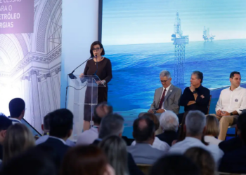 A Petrobras anuncia suspensão do leilão de diesel e gasolina devido à volatilidade global causada pelo conflito no Oriente Médio. Governo federal implementa medidas para reduzir impactos no preço dos combustíveis.