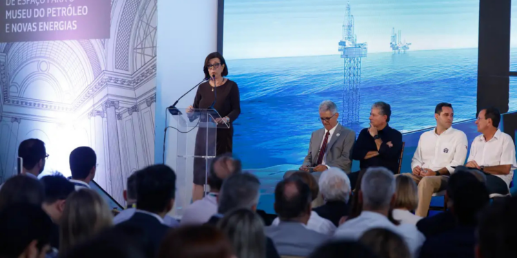 A Petrobras anuncia suspensão do leilão de diesel e gasolina devido à volatilidade global causada pelo conflito no Oriente Médio. Governo federal implementa medidas para reduzir impactos no preço dos combustíveis.