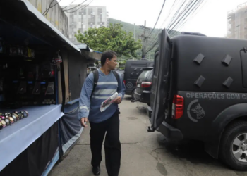 Uma operação do Bope no Morro dos Prazeres, no Rio de Janeiro, resultou na morte de oito pessoas, incluindo líderes do tráfico. A ação provocou bloqueios em ruas, escolas e unidades de saúde, reforçando a ofensiva contra organizações criminosas na cidade.