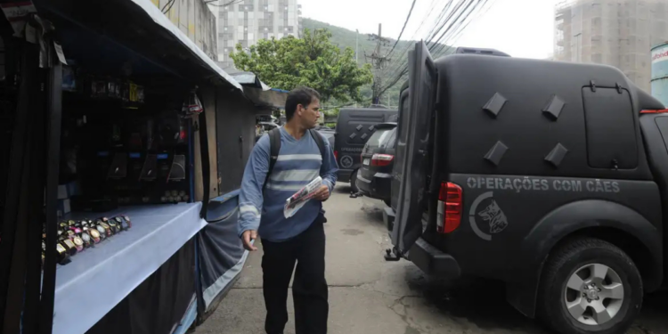 Uma operação do Bope no Morro dos Prazeres, no Rio de Janeiro, resultou na morte de oito pessoas, incluindo líderes do tráfico. A ação provocou bloqueios em ruas, escolas e unidades de saúde, reforçando a ofensiva contra organizações criminosas na cidade.