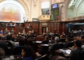 TRE-RJ vai retotalizar votos da Alerj de 2022 após cassação de Rodrigo Bacellar, impactando distribuição de vagas e presidência da Casa em cenário político conturbado.