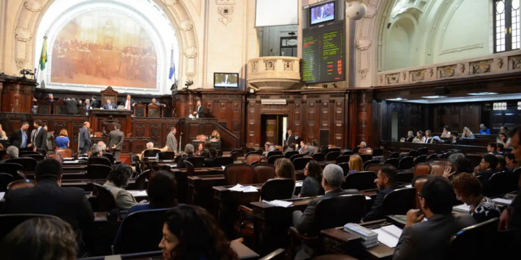 TRE-RJ vai retotalizar votos da Alerj de 2022 após cassação de Rodrigo Bacellar, impactando distribuição de vagas e presidência da Casa em cenário político conturbado.
