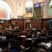 TRE-RJ vai retotalizar votos da Alerj de 2022 após cassação de Rodrigo Bacellar, impactando distribuição de vagas e presidência da Casa em cenário político conturbado.