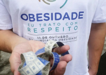 Com a expiração da patente da semaglutida, a indústria farmacêutica brasileira busca ampliar produção. Anvisa avalia 17 solicitações de registro, e especialistas reforçam acompanhamento médico.
