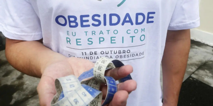 Com a expiração da patente da semaglutida, a indústria farmacêutica brasileira busca ampliar produção. Anvisa avalia 17 solicitações de registro, e especialistas reforçam acompanhamento médico.
