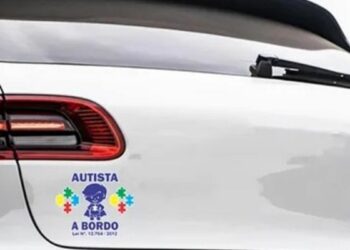 Lei no RJ autoriza selo para identificar veículos de pessoas com autismo e reduzir estímulos sonoros.