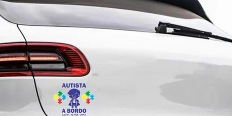 Lei no RJ autoriza selo para identificar veículos de pessoas com autismo e reduzir estímulos sonoros.