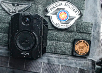 O MPRJ emitiu recomendações para uso adequado de câmeras corporais por policiais militares e civis, visando corrigir falhas em operações anteriores e garantir registro de ações durante abordagens.
