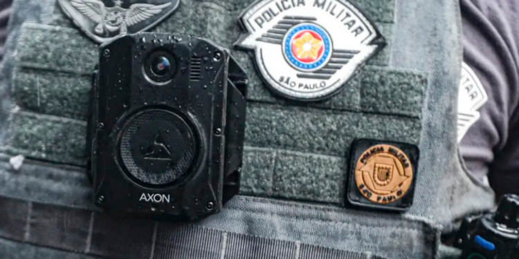 O MPRJ emitiu recomendações para uso adequado de câmeras corporais por policiais militares e civis, visando corrigir falhas em operações anteriores e garantir registro de ações durante abordagens.